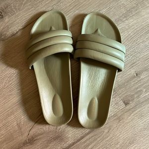 Beatrice Valenzuela classic Sandalia size 9 in monochrome Verdigris color.